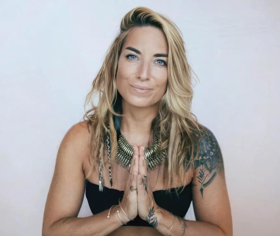 Portrait of Melanie Jolicoeur, Retreat Host behind melaniejolicoeur.com