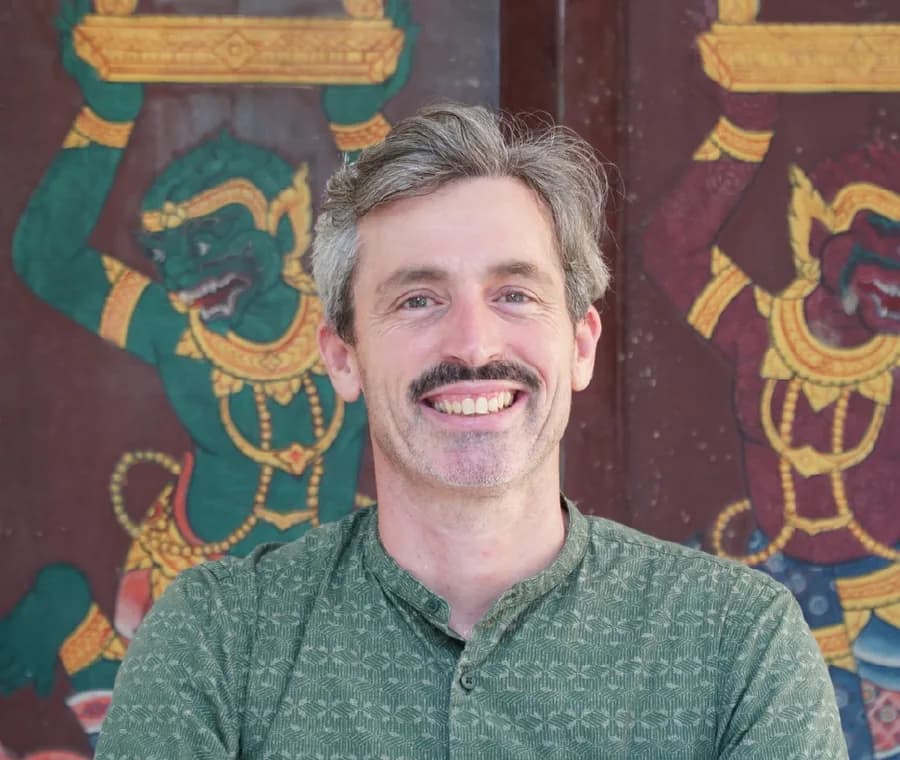 Portrait of Manu Molina, Yoga Business Coach behind yogabizmentor.com