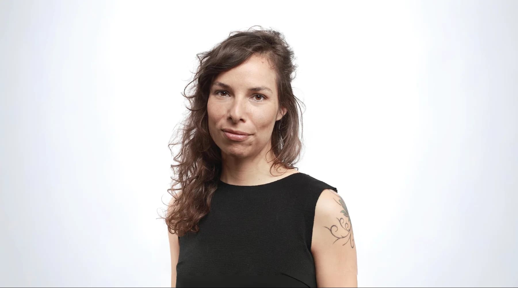 Black-and-white portrait of Daniela Fuentes, Studio Owner behind byoga.ch