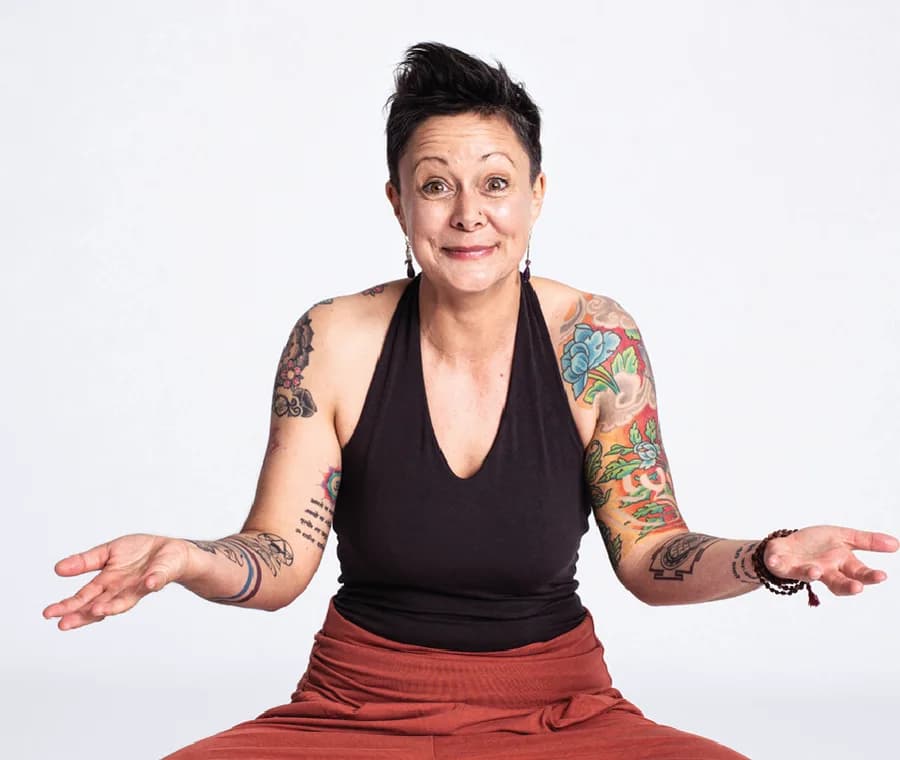 Portrait of Clare Nicholls, Studio Owner behind yogavereinbern.ch, www.hrdayam.ch